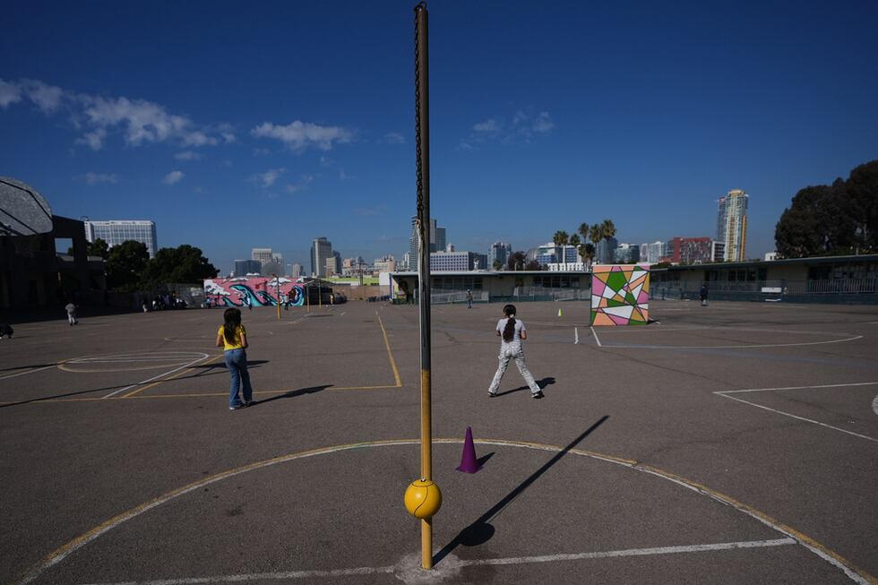 Algunos niños juegan en un patio de recreo en la escuela Perkins --la cual cubre desde el...