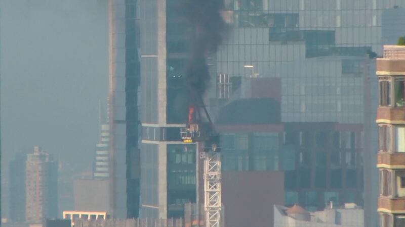 El incendio de una grúa de construcción en Manhattan el 26 de julio de 2023. (WABC via AP)