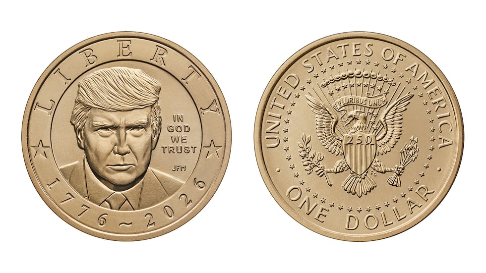 La moneda de un dólar con la cara del presidente Donald Trump. (Departamento del Tesoro de...