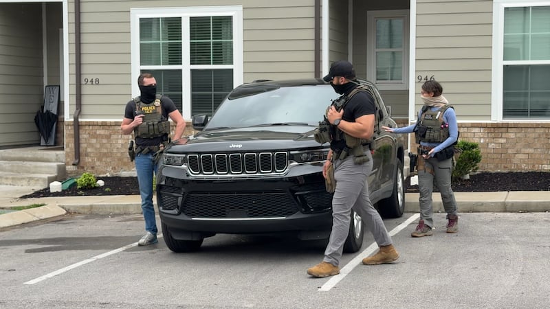 Agentes de ICE dentro de un complejo de apartamentos en Antioch, Tn
