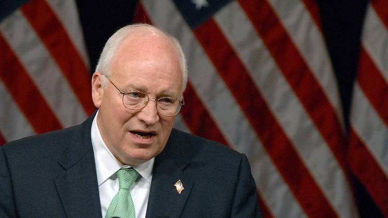 ARCHIVO - El ex vicepresidente de Estados Unidos Dick Cheney se dirige a un mitin de campaña...