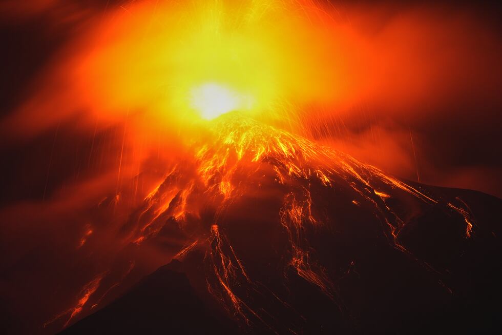 Flujo de lava que emerge del cráter del volcán Fuego, visto desde San Juan Alotenango,...