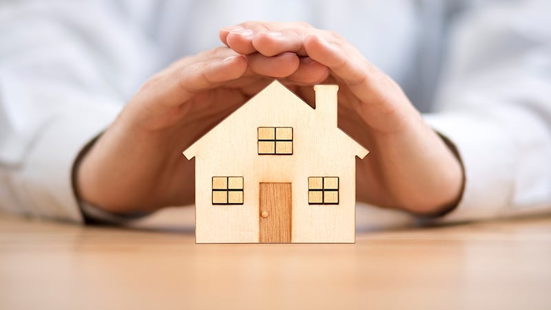 La renta mensual media de un apartamento de una habitación en Nashville fue de $1,520, un...