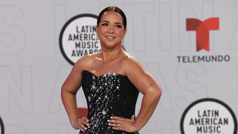 Adamari Lopez llega a los Latin American Music Awards en el BB&T Center el jueves 15 de abril...
