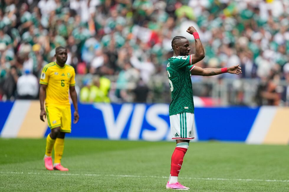 Julián Quiñones, de México, celebra tras marcar el primer gol durante el partido de fútbol del...
