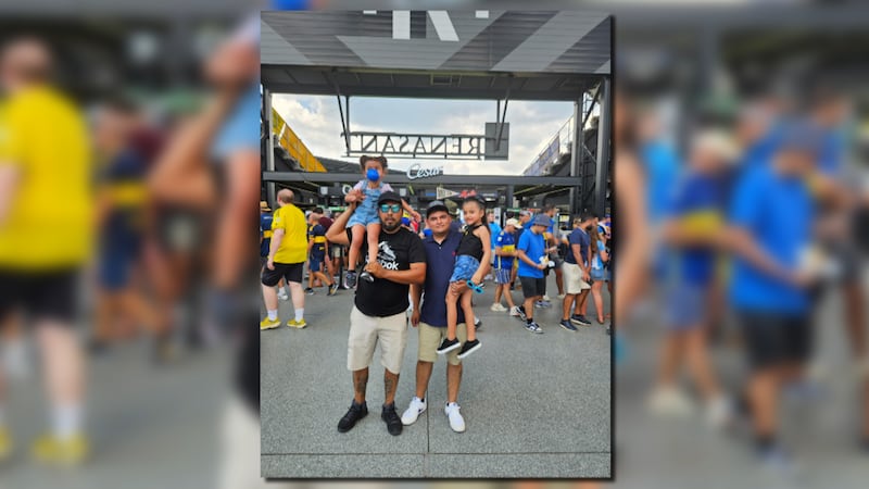 Jose Vivas (izquierda) junto a su hermano Alexander Vivas (derecha) and las dos hijas de...