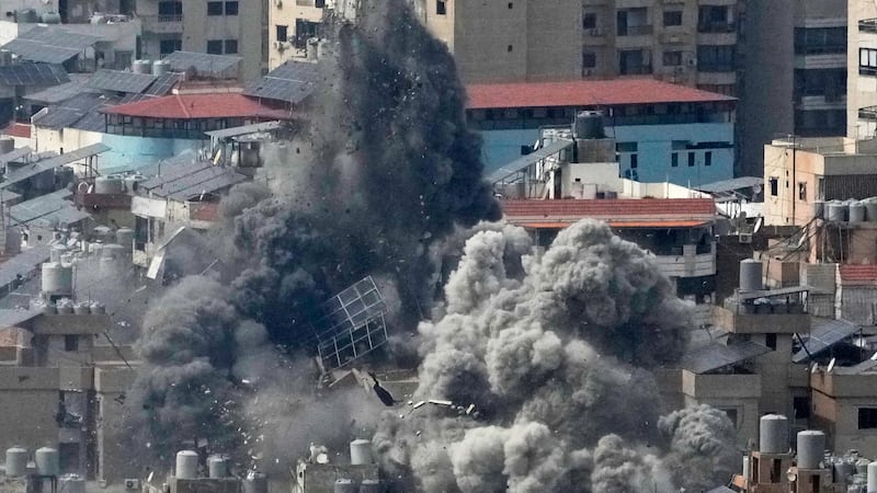 El humo se eleva tras un ataque aéreo israelí en Dahiyeh, en los suburbios del sur de Beirut,...