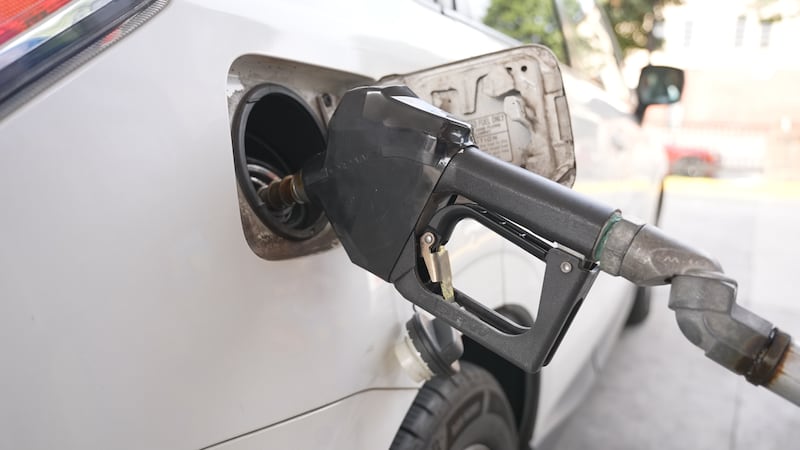 Llenar el tanque cuesta más que hace un año