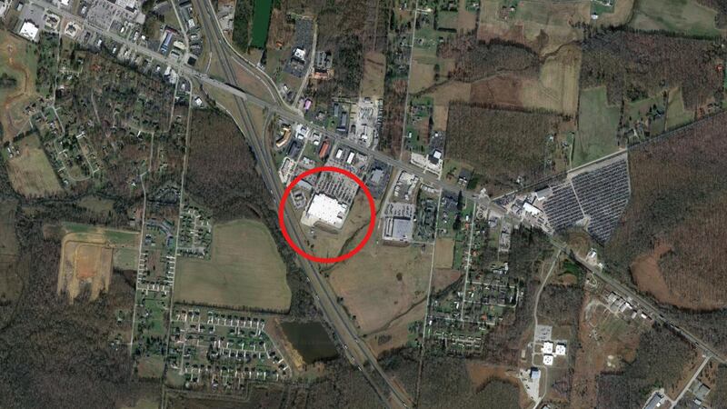 El cuerpo sin vida de un hombre fue encontrado en la parte trasera de la tienda.