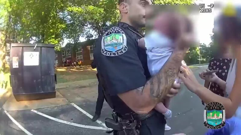 Oficiales de Knoxville salvan a un bebé inconsciente