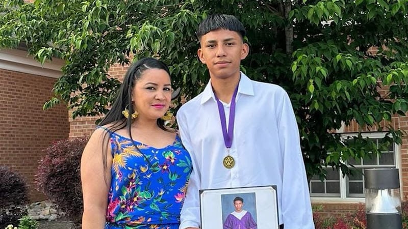 Estudiante de Tennessee cuenta lo que vivió tras ser detenido con su mamá