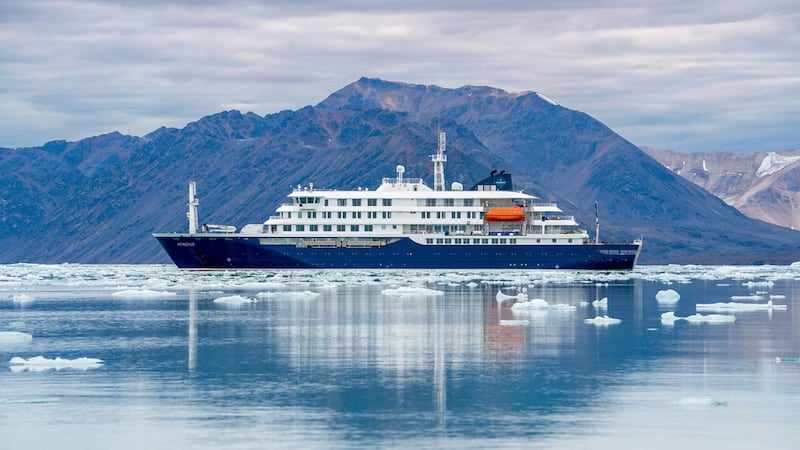Foto no fechada entregada por Oceanwide Expeditions que muestra al barco m/v Hondius, en el...