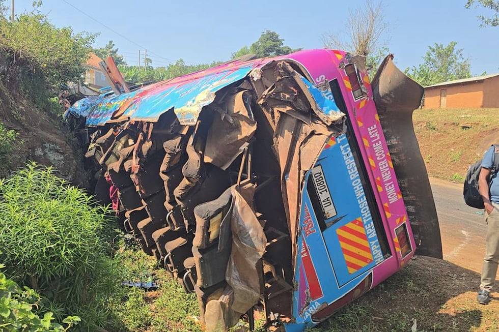 Un autobús permanece volcado a un lado de una carretera, el viernes 17 de julio de 2026, en el...