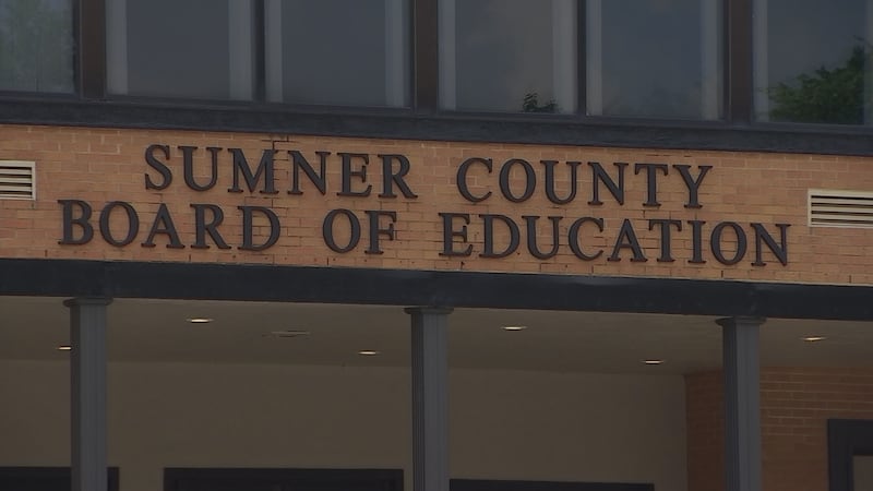 Buscan despedir a una maestra en Tennessee por hablar de ICE, según documento
