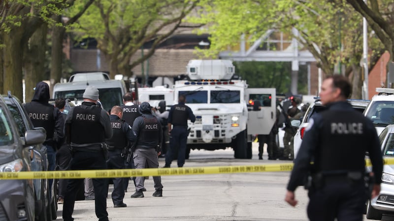 La presencia policial cerca del Endeavor Health Swedish Hospital de Chicago, el 25 de abril...