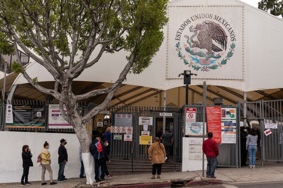 ARCHIVO – Varias personas forman una fila para solicitar servicios en el consulado de México...