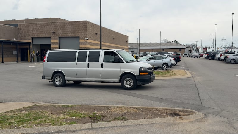 Salida de los detenidos en corte de Wilson por ICE la mañana del 2 de marzo.