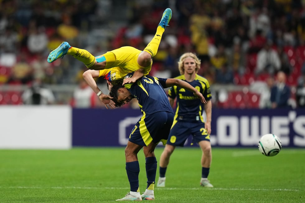 Israel Reyes, del América de México, da la vuelta por encima de Ahmed Qasem, de Nashville,...