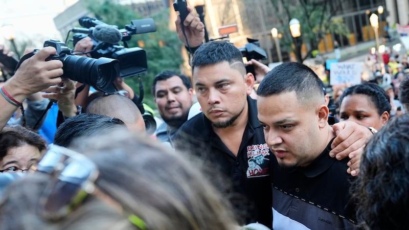 Kilmar Ábrego García, a la derecha, y su hermano César Ábrego García, al centro, llegan a la...