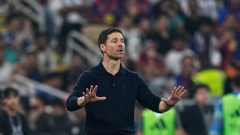 Xabi Alonso, entrenador en jefe del Real Madrid, gesticula durante el partido de fútbol de la...