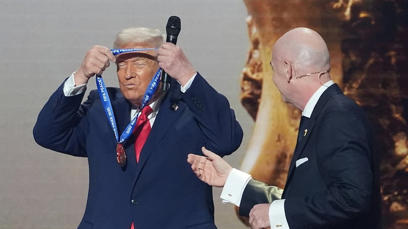 ARCHIVO - El presidente estadounidense Donald Trump recibe el Premio de la Paz de la FIFA de...