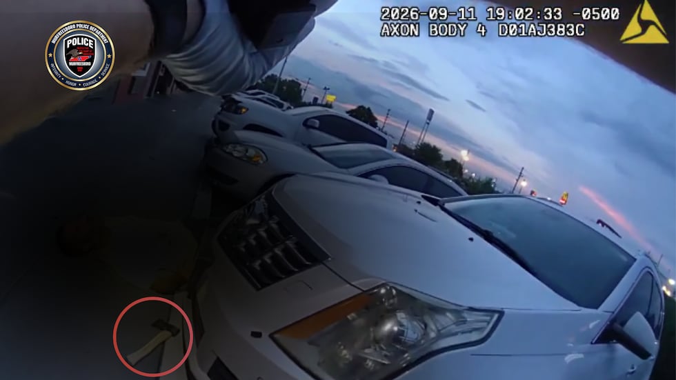 Policía de Murfreesboro difunde imágenes de hombre que intentó atacar a oficiales con un hacha