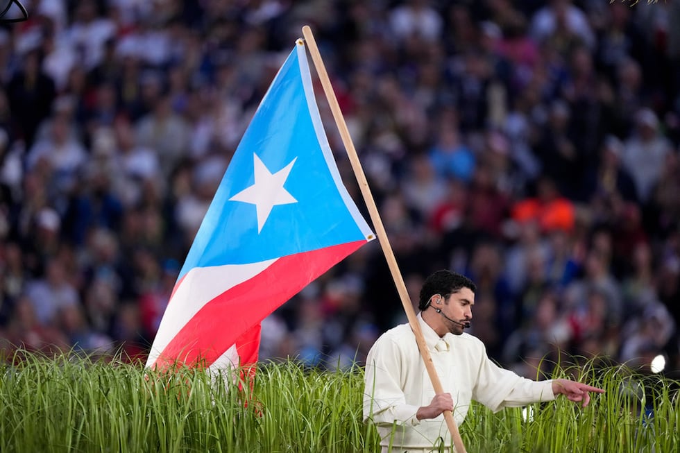 Bad Bunny durante su presentación en el espectáculo de medio tiempo del Super Bowl 60 de la...