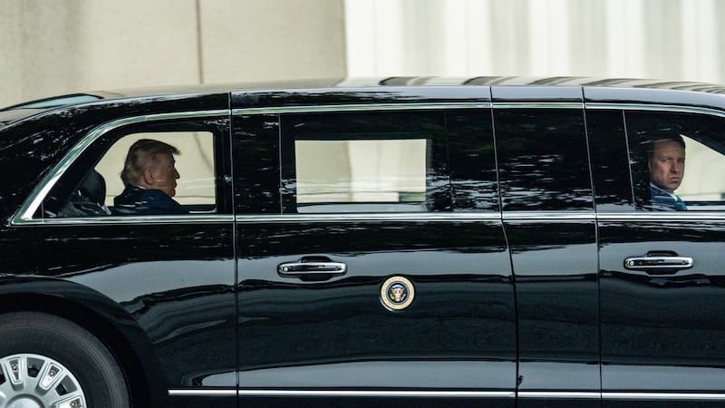 El presidente de Estados Unidos, Donald Trump, sale del Centro Médico Militar Nacional Walter...