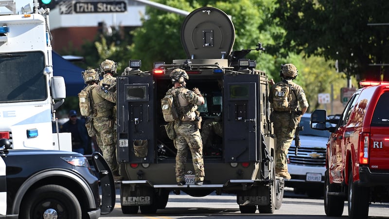 Agentes del FBI cerca del lugar donde un hombre tomó rehenes en Bakersfield, California, el 2...