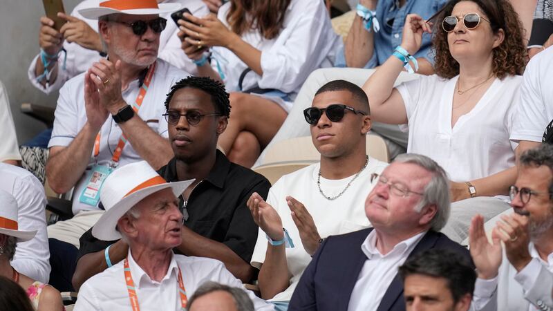Kylian Mbappé observa la final del Abierto de Francia entre Novak Djokovic y Casper Ruud, el...