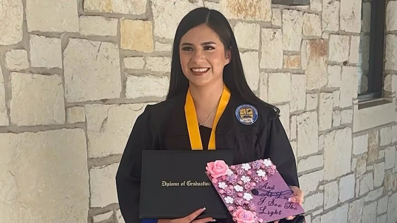 Any Lucía López Belloza celebrando su graduación de secundaria en Texas. Foto sin fecha,...