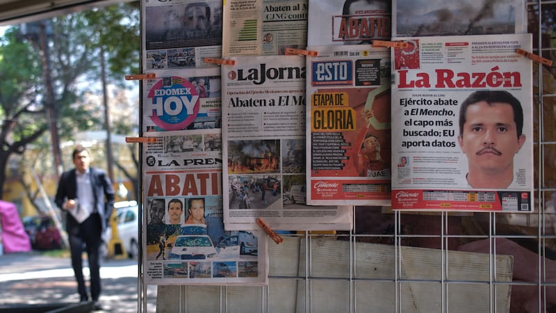 ARCHIVO - Periódicos expuestos a la venta en Ciudad de México, el lunes 23 de febrero de 2026,...