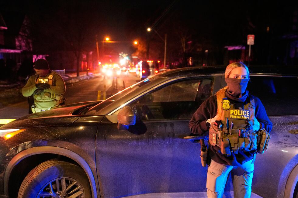 Agentes de inmigración en Minneapolis el 14 de enero del 2026. (AP foto/John Locher)