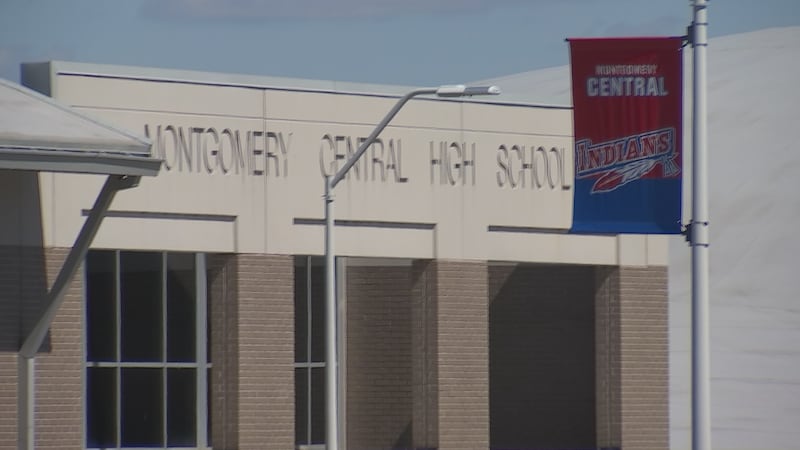 Renuncia profesor por enseñar supuesta fotografía de él desnudo a una alumna en Tennessee.