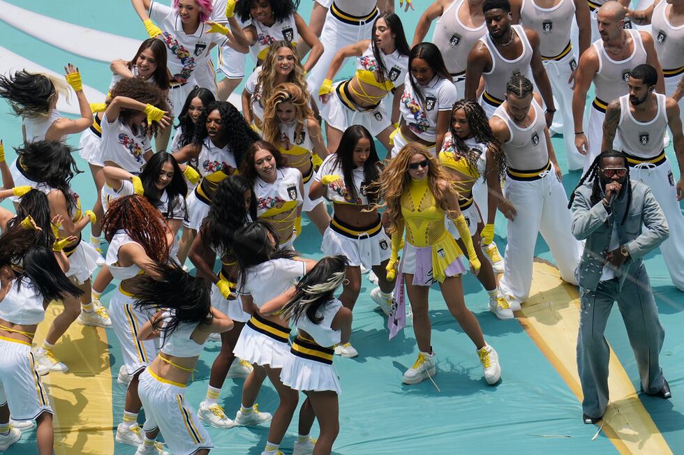 Shakira se presenta durante la ceremonia de inauguración del Mundial previo al partido entre...