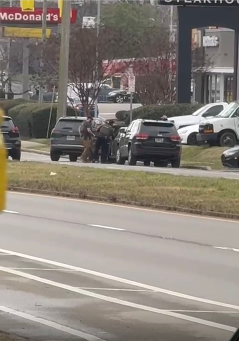 Agentes de ICE deteniendo a un hombre sobre Murfreesboro Pike y Kermitt Dr