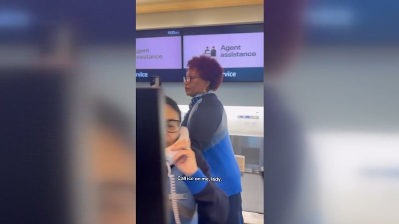 Hispano denuncia que trabajadora de United Airlines amenazó con llamar a ICE.