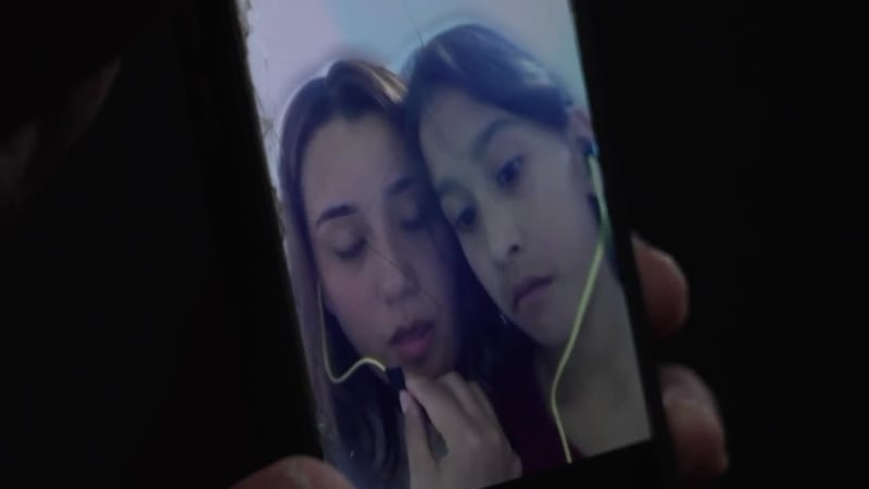 Niña inmigrante sigue presa con su madre en un centro de detención, pese a que ya la mamá...