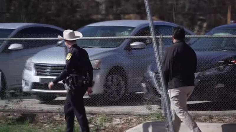 Alguacil desmantela 'dealer' de autos por venderlos "a precios muy muy bajos" pero con...