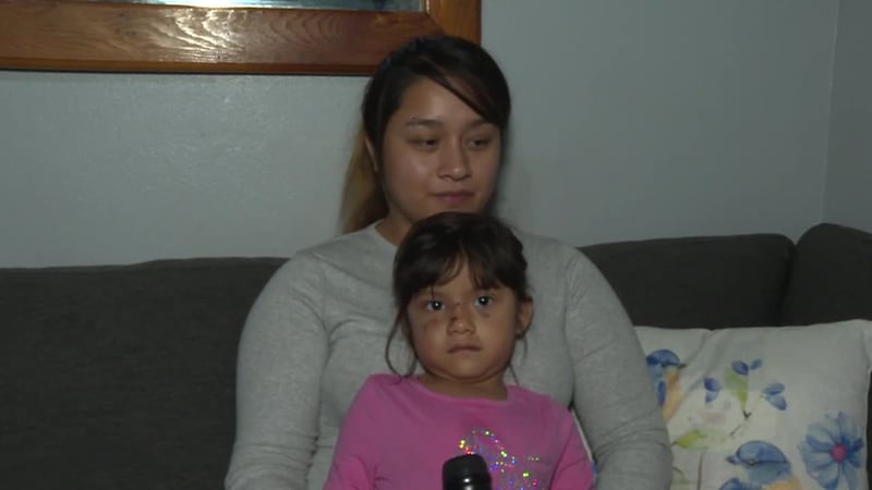 Madre dice haber sufrido brutal golpiza junto a su hija de 3 años. Un testigo pudo luego...