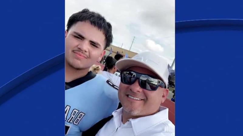 Padre grita y cae de rodillas clamando por la vida de su hijo, identificado como John Gabriel...