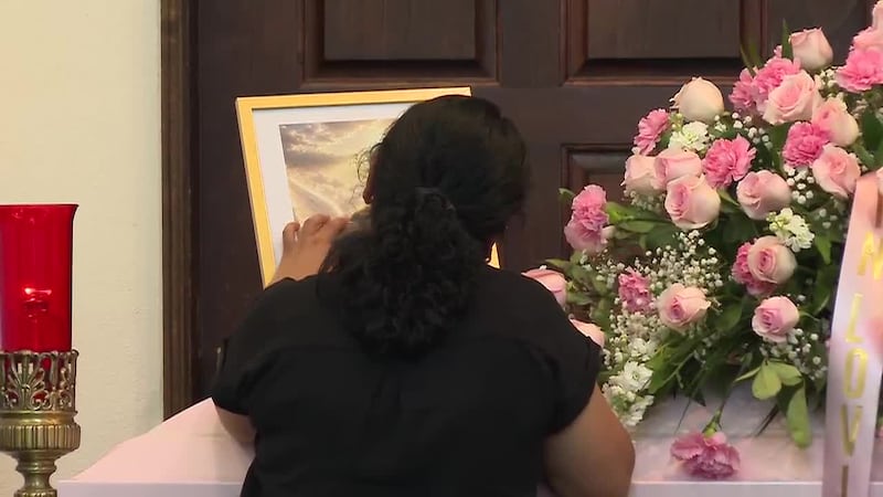 Madre destrozada luego de que su hija muriera atropellada por conductor que jugaba carreras...