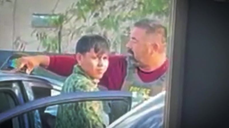 Testigos graban redada en la que arrestan a joven de 19 a帽os justo al llegar a su trabajo....