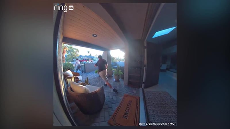 Video capta a jóvenes pateando la puerta de una vivienda. Autoridades creen que se trata de un...