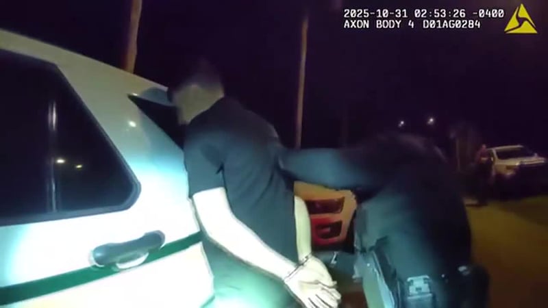 Vecinos llaman al sheriff tras reportar vehículo sospechoso. Al llegar, agente descubre a...