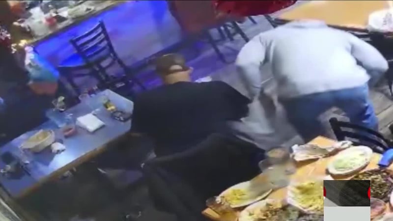 "Todos corrimos", relatan clientes de restaurante mexicano al escuchar una detonación